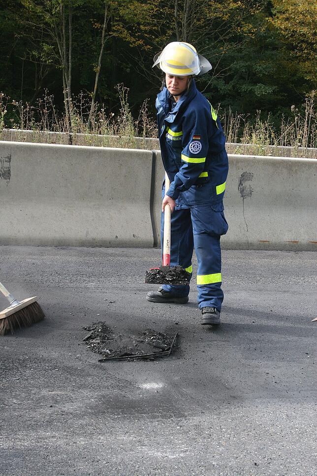 Bild 5: Bilder vom Abtransport des Felsbrockens auf der A81 nach dem Unfall nahe Trossingen