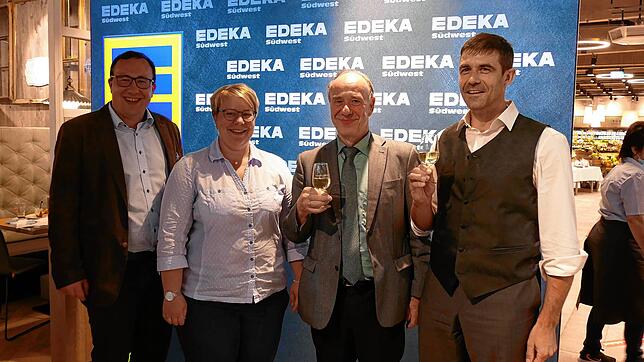 Anstoßen auf den neuen Schmidts Markt in Bonndorf (v.l.): Martin Schmidt und Claudia Schmidt-Maier, Michael Schmidt und Architekt Volker ...