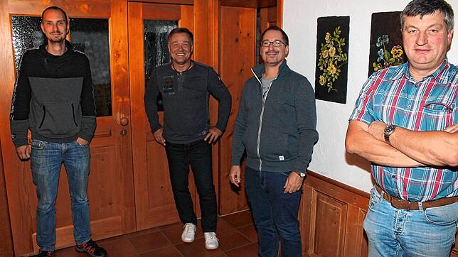 Stefan Zander (von links) ist bei Förderverein Schwimmbad Hubertshofen neuer Kassierer, Vorsitzender Ralf Böhme und Jochen Bauer ...
