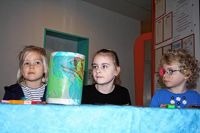 Auch wenn der Laternenumzug in diesem Jahr kleiner ausfallen musste, Laternen helfen durch die dunkle Jahreszeit. Lanah, Luisa und Ella ...