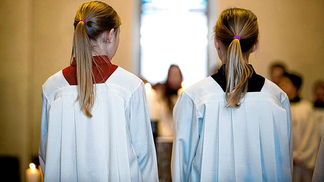 Ministrantinnen gehören längst zum Bild in katholischen Kirchen. Doch ihr kirchenrechtlicher Status war lange unklar.