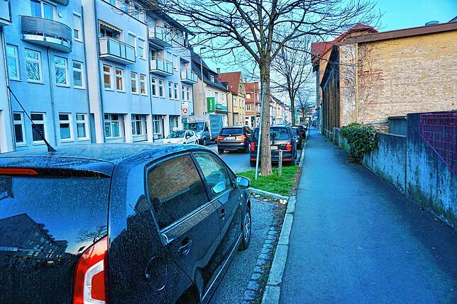 Die Stellplätze entlang der Eugenstraße in der gelben Parkzone sind begehrt. 100 Meter weiter ist die Einfahrt ins Parkhaus am ...