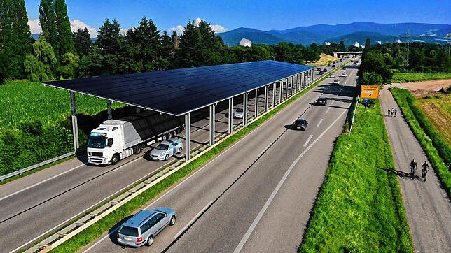 Visualisierung einer Straßenüberdachung mit Photovoltaik. So ähnlich könnte die Überdachung an der Raststätte Hegau-Ost bei Engen aussehen.
