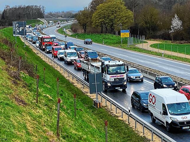 Auf der B33 zwischen Allensbach und Hegne staut sich am Montagmorgen der Verkehr.
