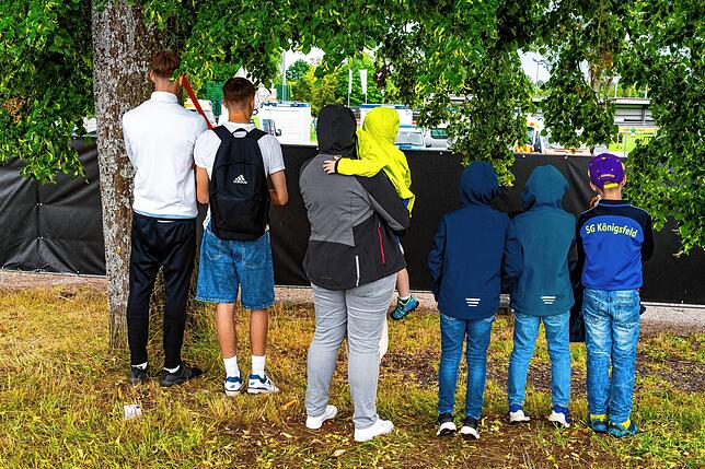 Noch haben diese Fans einen dürftigen Blick auf einen ganz kleinen Teil des Spielfelds.