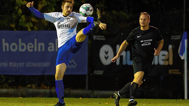 Matchwinner: Mit zwei Treffern in der Schlussphase besiegelte Hannes Selz (links, beobachtet von Johannes Baumgartner) den 4:2-Erfolg ...