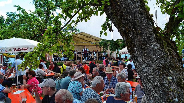 Zahlreiche Gäste genießen den Auftritt der Musikkapelle Wasser beim Frühschoppen anlässlich des 44. Boller Gartenfestes des ...