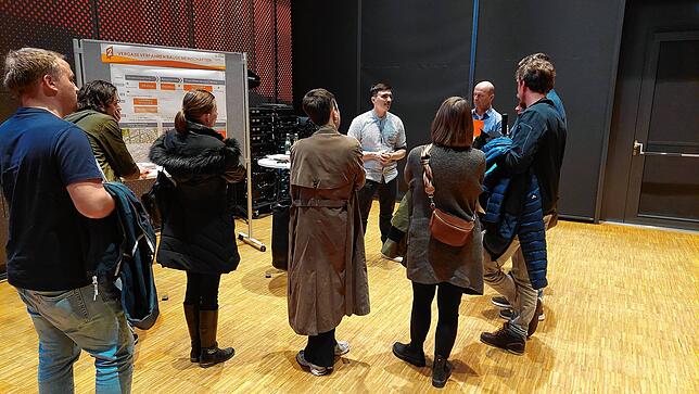 Die Verteilung der Zuhörer auf die Stände im Bodenseeforum ist eindeutig: Sehr wenige Interessierte hören sich Informationen für ...