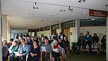 Großes Interesse an der Spitalfrage: Viele Besucher lauschten vor dem großen Sitzungssaal im Landratsamt Waldshut der Entscheidung des ...