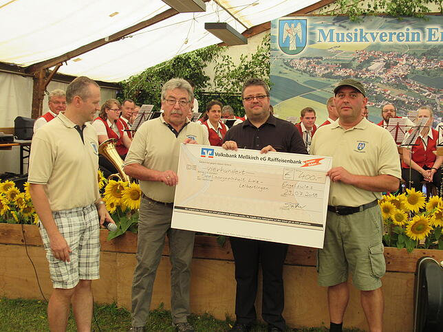 Bild 2: Bilder: Heißes Sommerfest in Engelswies mit Blaskapelle Peng