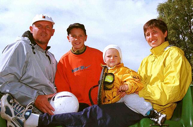 Tennis Papa Alexander, Mischa und Mutter Irinamit Alexander Zverev Jr. (1998 im Alter von einem Jahr).