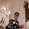 Johannes Förschner, Urlauber aus Wörth, steckt in der Stadtkirche St. Johann dem Heiligen Antonius eine Münze zu. Das Spendenaufkommen ...
