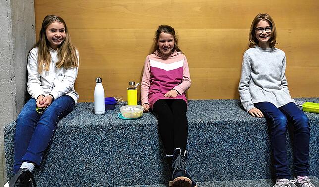 Elisa Schober, Julia Schlude und Elena Fritz, Fünftklässerinnen am Martin- Heidegger-Gymnasium, haben mit der Maskenpflicht an ihrer ...