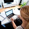 Eine Frau arbeitet an einem Laptop. (Symbolbild)