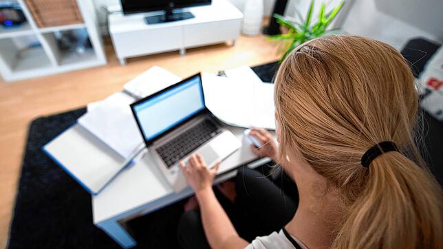 Eine Frau arbeitet an einem Laptop. (Symbolbild)