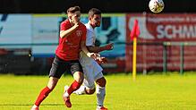 Szene aus der Partie SC Gottmadingen-Bietingen (links Marcel Margraf) gegen FC Überlingen (Marc Kuczkowski).
