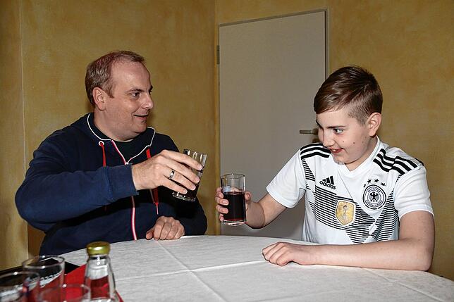 Thomas und Julian Goppelsröder stoßen mit Johannisbeerschorle miteinander an. Weil Julians Nierenfunktion unter den Folgen seines ...