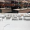 Ein Modell des geplanten Gesundheitsparks Hochrhein in Albbruck steht am 19. April 2023 im Sitzungssaal des Waldshuter Kreistags.