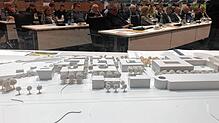 Ein Modell des geplanten Gesundheitsparks Hochrhein in Albbruck steht am 19. April 2023 im Sitzungssaal des Waldshuter Kreistags.