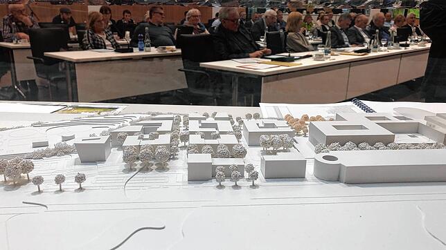 Ein Modell des geplanten Gesundheitsparks Hochrhein in Albbruck steht am 19. April 2023 im Sitzungssaal des Waldshuter Kreistags.
