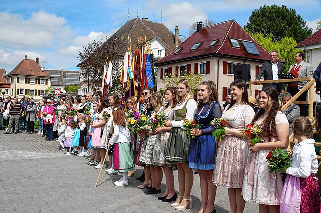 Bild 26: Gute Stimmung beim Jubiläumsumzug des Musikvereins Liggersdorf im Rahmen des Bezirksmusikfestes