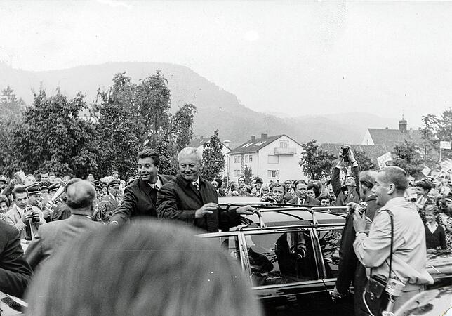 1968 am Beginn seiner Karriere: In der offenen Staatskarosse begleitet der CDU-Bundestagsabgeordnete Hansjörg Häfele (links) Kanzler ...