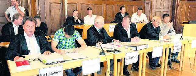 Und dann flogen Brandsätze Mitglieder der Türstehervereinigung Black Jackets sitzen im Landgericht in Rottweil mit ihren Anwälten auf der Anklagebank. Sie müssen ...