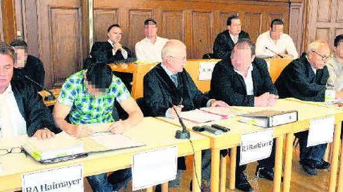 Mitglieder der Türstehervereinigung Black Jackets sitzen im Landgericht in Rottweil mit ihren Anwälten auf der Anklagebank. Sie müssen ...