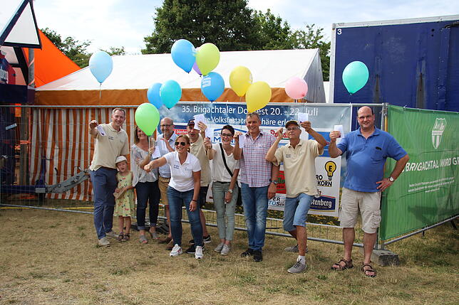 Das Organisationsteam, die Sponsoren und Vereinsvertreter nutzen gleich als Erste die Chance jeweils einen Ballon steigen zu lassen und ...