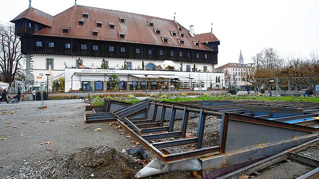Ab Februar 2021 werden auf dem Konstanzer Konzilvorplatz Holzdecks, die zum Sitzen und Liegen einladen sollen, aufgebaut.