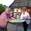 SÜDKURIER-Redakteur Michael Neubert im Gespräch mit der Jestetter Bürgermeisterin Ira Schelling.