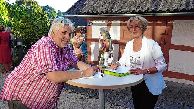 SÜDKURIER-Redakteur Michael Neubert im Gespräch mit der Jestetter Bürgermeisterin Ira Schelling.