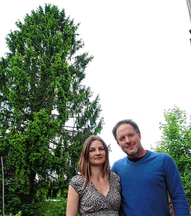 Karolina Gorska und Oliver Geiger sind entsetzt, als sie feststellten, dass die Tanne hinter ihnen wegen der Bebauung fallen könnte.