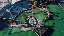 Eine Baustelle im Wasser &ndash; neben den Umbauarbeiten in Bregenz laufen parallel auch die Aufbauarbeiten für den ...