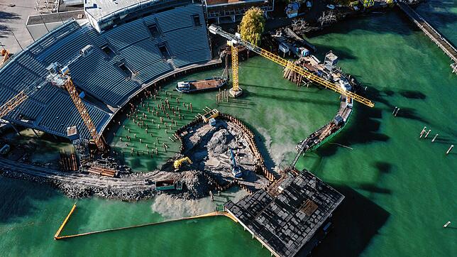 Eine Baustelle im Wasser &ndash; neben den Umbauarbeiten in Bregenz laufen parallel auch die Aufbauarbeiten für den ...