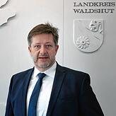 Günther Bickel begleitet im Landratsamt den Bau des Zentralklinikums.