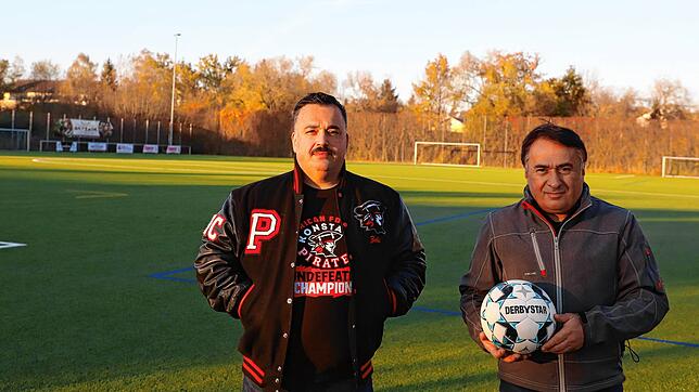 Zeki Öztürk (links) und Abdullah Karaboga erklären, wie die Konstanz Pirates und der Türkische Sportverein mit der aktuellen Coronalage ...