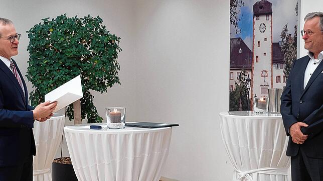 Verabschiedung: Roman Glaser, Präsident des Baden-Württembergischen Genossenschaftsverbandes, überreicht Klaus-Dieter Ritz nach mehr als ...