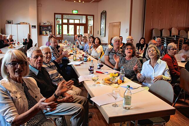 Das ist gelebte Dorfgemeinschaft: Sie sangen zusammen bekannte Schlager und Volkslieder und spendeten zugleich über 1100 Euro für die ...