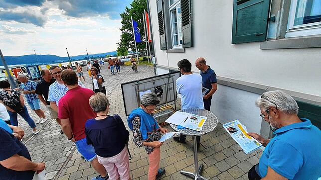 Ein funktionierendes PV-Modell stand am Abend an verschiedenen Stellen vor dem Zollhaus. Die Mitglieder der Zukunftsinitiative ...