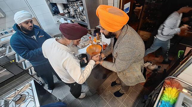 Bild 10: Indische Restaurant-Segnung durch einen Sikh-Priester in Konstanz: Wir haben die Bilder