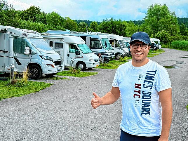 Daumen hoch für ein neues Solemar: Andreas Bertsch, Betreiber des Wohnmobilhafens, würde sich freuen, wenn die Neubau-Pläne tatsächlich ...