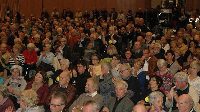 Volles Haus: 900 Menschen strömten zur Bürgerversammlung im Kursaal, weitere 200 konnten aus Sicherheitsgründen nicht eingelassen ...