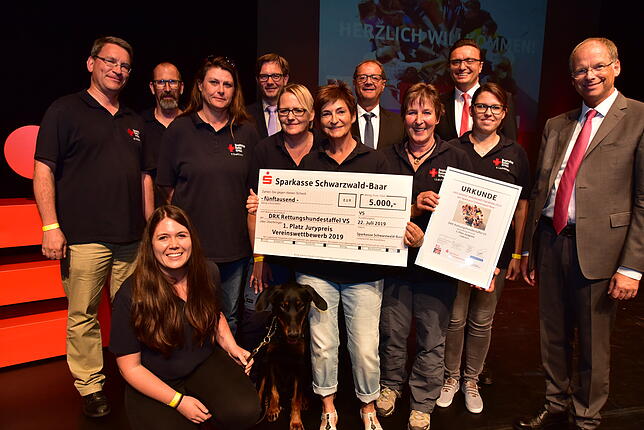 Die Rettungshundestaffel mit Hund Frieda bekommt für zwei Projekte insgesamt 7000 Euro. Auf der Bühne freuen sich mit den ...