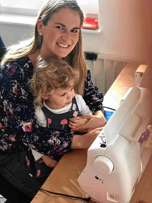 Familien und Frauen sind dem Aufruf zur Aktion Stühlingen näht gefolgt, wie Eva Rendler aus Weizen mit Tochter Alina.