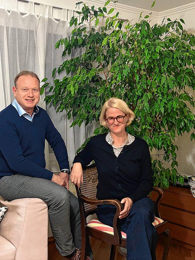 Jan Zeitler und Annette Stoll-Zeitler in ihrem Haus in Überlingen. Der Ficus Benjamini begleitet Zeitler seit den 1990er-Jahren. Seine ...