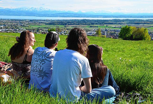 Diese Ausflügler aus Friedrichshafen machen am Gehrenberg ein Picknick im Grünen.