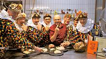 Metzgermeister Rainer Stepanek (Fünfter von links) hat von der Narro-Altfischerzunft das Rezept für das Brät der Fasnachtswürste ...