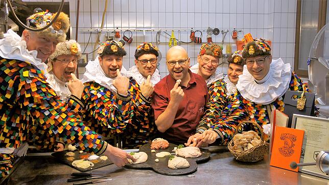 Metzgermeister Rainer Stepanek (Fünfter von links) hat von der Narro-Altfischerzunft das Rezept für das Brät der Fasnachtswürste ...