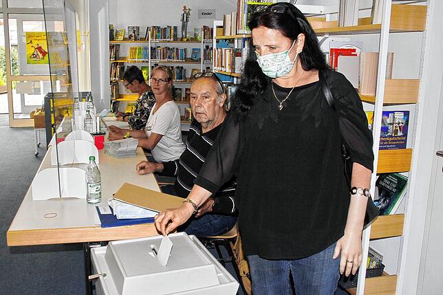 Wählerin Annamaria Marcone (vorne) gibt ihre Stimme in Friedingen ab. Im Hintergrund sind die Wahlhelfer Roland Mayer, Martina Martin ...